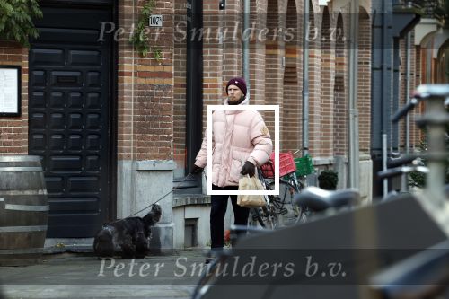 Amsterdam 15 december 2022
Christian Poulsen , voormalig Ajax en Liverpool voetballer woont tegenwoordig nog steeds in Amsterdam . Hier wandelt hij met zijn hond door Amsterdam zuid.
