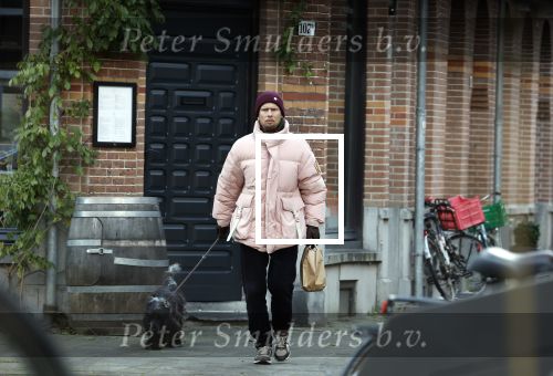 Amsterdam 15 december 2022
Christian Poulsen , voormalig Ajax en Liverpool voetballer woont tegenwoordig nog steeds in Amsterdam . Hier wandelt hij met zijn hond door Amsterdam zuid.