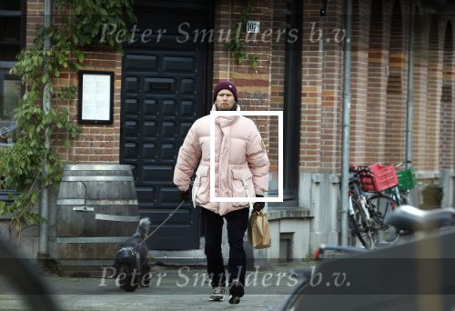 Amsterdam 15 december 2022
Christian Poulsen , voormalig Ajax en Liverpool voetballer woont tegenwoordig nog steeds in Amsterdam . Hier wandelt hij met zijn hond door Amsterdam zuid.