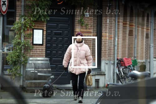 Amsterdam 15 december 2022
Christian Poulsen , voormalig Ajax en Liverpool voetballer woont tegenwoordig nog steeds in Amsterdam . Hier wandelt hij met zijn hond door Amsterdam zuid.