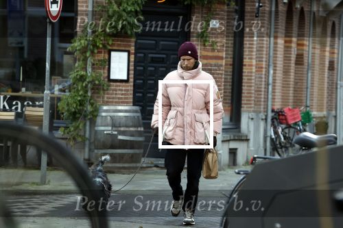 Amsterdam 15 december 2022
Christian Poulsen , voormalig Ajax en Liverpool voetballer woont tegenwoordig nog steeds in Amsterdam . Hier wandelt hij met zijn hond door Amsterdam zuid.