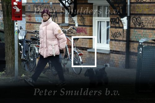 Amsterdam 15 december 2022
Christian Poulsen , voormalig Ajax en Liverpool voetballer woont tegenwoordig nog steeds in Amsterdam . Hier wandelt hij met zijn hond door Amsterdam zuid.
