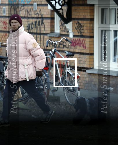 Amsterdam 15 december 2022
Christian Poulsen , voormalig Ajax en Liverpool voetballer woont tegenwoordig nog steeds in Amsterdam . Hier wandelt hij met zijn hond door Amsterdam zuid.