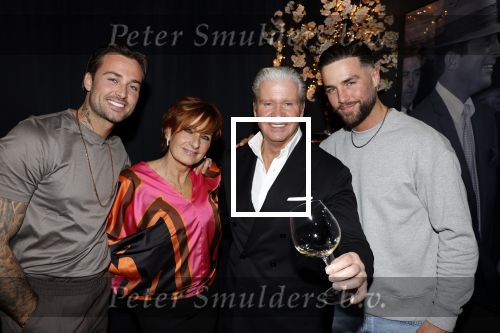Amsterdam 17 december 2022
Donny Roelvink viert zijn 25e verjaardag bij La Brochette. Aanwezig oa broer Dave Roelvink Vader Dries en zijn moeder Lucienne Kenter