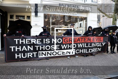 Amsterdam 17 december 2022
Demonstranten tegen het gebruik van Bont bij de Balenciaga en Louis Vuitton winkels op de pc Hooftstraat.