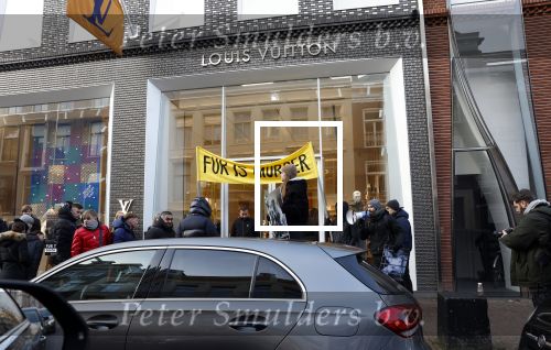 Amsterdam 17 december 2022
Demonstranten tegen het gebruik van Bont bij de Balenciaga en Louis Vuitton winkels op de pc Hooftstraat.