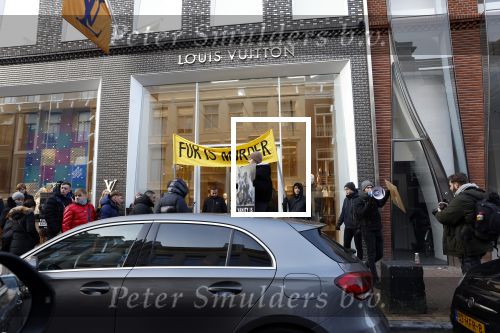 Amsterdam 17 december 2022
Demonstranten tegen het gebruik van Bont bij de Balenciaga en Louis Vuitton winkels op de pc Hooftstraat.