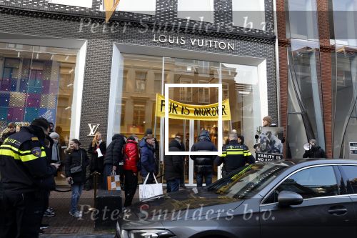 Amsterdam 17 december 2022
Demonstranten tegen het gebruik van Bont bij de Balenciaga en Louis Vuitton winkels op de pc Hooftstraat.