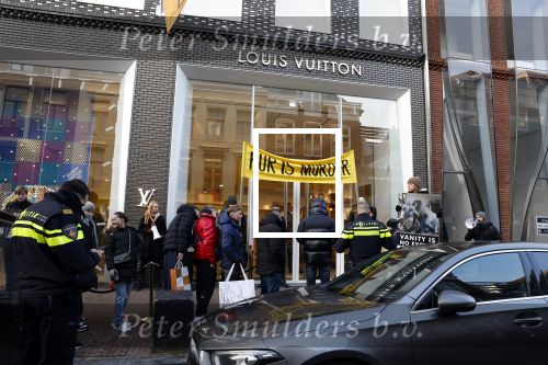 Amsterdam 17 december 2022
Demonstranten tegen het gebruik van Bont bij de Balenciaga en Louis Vuitton winkels op de pc Hooftstraat.