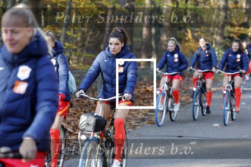 Zeist 14 november 2022
Het Nederlands vrouwen elftal vertrekt met fiets naar training onder leiding van Andries Jonker . Dominique Janssen