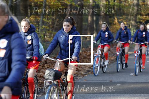 Zeist 14 november 2022
Het Nederlands vrouwen elftal vertrekt met fiets naar training onder leiding van Andries Jonker . Dominique Janssen