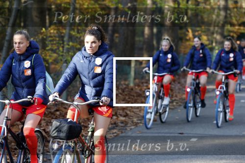 Zeist 14 november 2022
Het Nederlands vrouwen elftal vertrekt met fiets naar training onder leiding van Andries Jonker . Dominique Janssen