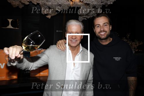 Amsterdam 30 november 2022
Presentatie samenwerking Dries Roelvink en Wijnvoordeel.nl bij restaurant La Brochette. Dries met zijn zoon Dave Roelvink