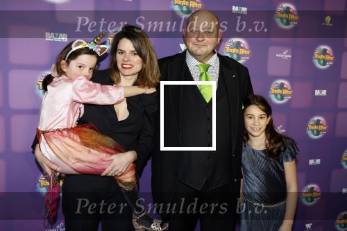 Amsterdam 17 december 2022
Premiere het feest van tante Ria in Pathe Noord .
Cast bestaat oa uit Najib Amhali Tooske Ragas Edo Brunner Edsilia Rombley Jack v gelder Pim Muda Thimo v Haaren  Ridder v Kooten Esther Mbire en Piet Tomassen. Edo Brunner kwam met zijn vrouw en kinderen