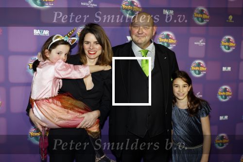 Amsterdam 17 december 2022
Premiere het feest van tante Ria in Pathe Noord .
Cast bestaat oa uit Najib Amhali Tooske Ragas Edo Brunner Edsilia Rombley Jack v gelder Pim Muda Thimo v Haaren  Ridder v Kooten Esther Mbire en Piet Tomassen. Edo Brunner kwam met zijn vrouw en kinderen