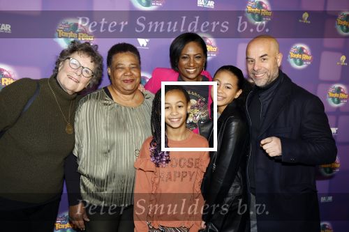 Amsterdam 17 december 2022
Premiere het feest van tante Ria in Pathe Noord .
Cast bestaat oa uit Najib Amhali Tooske Ragas Edo Brunner Edsilia Rombley Jack v gelder Pim Muda Thimo v Haaren  Ridder v Kooten Esther Mbire en Piet Tomassen. Edsilia Rombley kwam met haar man Tjeerd Oosterhuyis , hun kinderen en moeder en schoonmoeder