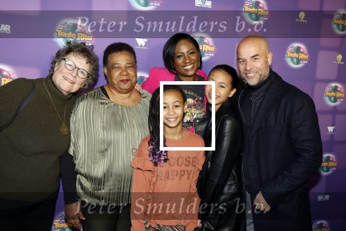 Amsterdam 17 december 2022
Premiere het feest van tante Ria in Pathe Noord .
Cast bestaat oa uit Najib Amhali Tooske Ragas Edo Brunner Edsilia Rombley Jack v gelder Pim Muda Thimo v Haaren  Ridder v Kooten Esther Mbire en Piet Tomassen. Edsilia Rombley kwam met haar man Tjeerd Oosterhuyis , hun kinderen en moeder en schoonmoeder