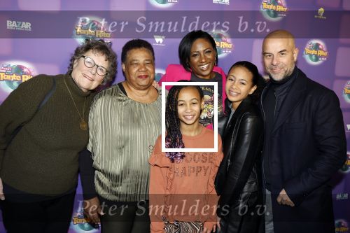 Amsterdam 17 december 2022
Premiere het feest van tante Ria in Pathe Noord .
Cast bestaat oa uit Najib Amhali Tooske Ragas Edo Brunner Edsilia Rombley Jack v gelder Pim Muda Thimo v Haaren  Ridder v Kooten Esther Mbire en Piet Tomassen. Edsilia Rombley kwam met haar man Tjeerd Oosterhuyis , hun kinderen en moeder en schoonmoeder
