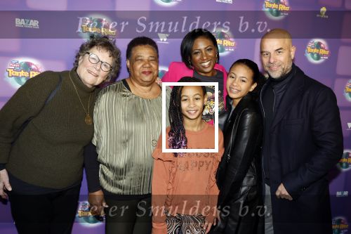 Amsterdam 17 december 2022
Premiere het feest van tante Ria in Pathe Noord .
Cast bestaat oa uit Najib Amhali Tooske Ragas Edo Brunner Edsilia Rombley Jack v gelder Pim Muda Thimo v Haaren  Ridder v Kooten Esther Mbire en Piet Tomassen. Edsilia Rombley kwam met haar man Tjeerd Oosterhuyis , hun kinderen en moeder en schoonmoeder