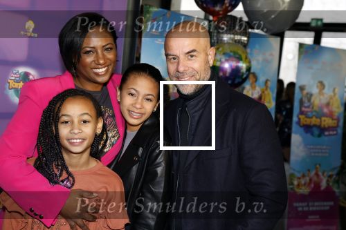 Amsterdam 17 december 2022
Premiere het feest van tante Ria in Pathe Noord .
Cast bestaat oa uit Najib Amhali Tooske Ragas Edo Brunner Edsilia Rombley Jack v gelder Pim Muda Thimo v Haaren  Ridder v Kooten Esther Mbire en Piet Tomassen. Edsilia Rombley kwam met haar man Tjeerd Oosterhuyis , hun kinderen en moeder en schoonmoeder