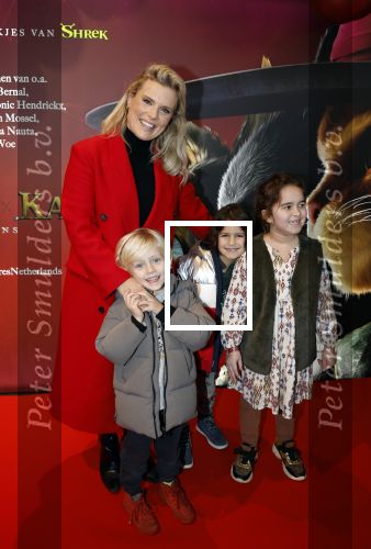 Amsterdam 10 december 2022
Premiere de gelaarsde kat in Pathe Arena .
Eveline Stallaart met zoon en vriendjes