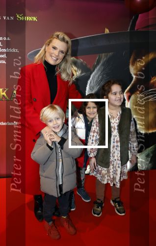 Amsterdam 10 december 2022
Premiere de gelaarsde kat in Pathe Arena .
Eveline Stallaart met zoon en vriendjes