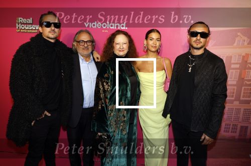 Amsterdam 22 november 2022
Presentatie Real Housewifes of Amsterdam in Hotel Krasnapolsky  van Videoland. Susanne Klibansky en Louis Klibansky met zijn ouders Leon Klibansky en Immechien Klibansky en broer Joseph Klibansky en partner Victoria Waldau
