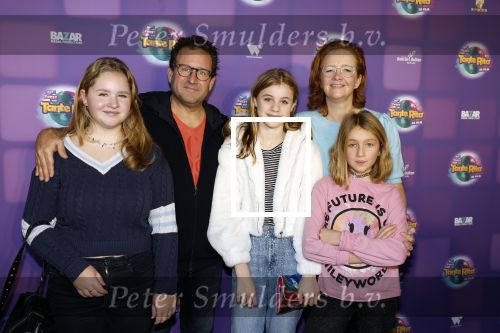 Amsterdam 17 december 2022
Premiere het feest van tante Ria in Pathe Noord .
Cast bestaat oa uit Najib Amhali Tooske Ragas Edo Brunner Edsilia Rombley Jack v gelder Pim Muda Thimo v Haaren  Ridder v Kooten Esther Mbire en Piet Tomassen. Hilke Bierman met haar partner Thijs van Aken en dochter