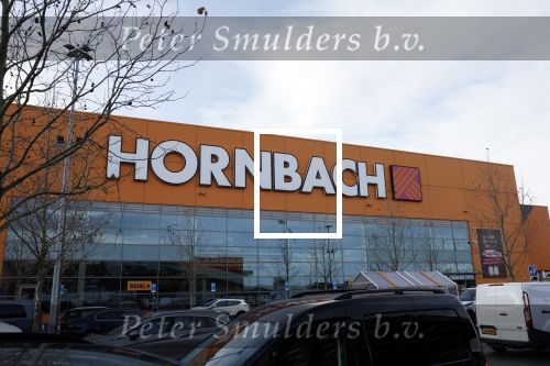 Amsterdam eerste week december 2022
Bij hetbhuis van Prinses Amalia wordt volop gewerkt . Ook is er politie en beveiliging aanwezig . Er wonen inmiddels ook al weer medestudenten in het pand. Hornbach