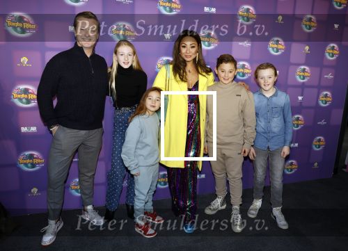 Amsterdam 17 december 2022
Premiere het feest van tante Ria in Pathe Noord .
Cast bestaat oa uit Najib Amhali Tooske Ragas Edo Brunner Edsilia Rombley Jack v gelder Pim Muda Thimo v Haare Janine Kho met kinderen en partner