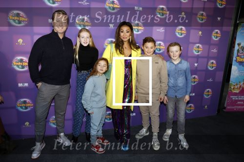 Amsterdam 17 december 2022
Premiere het feest van tante Ria in Pathe Noord .
Cast bestaat oa uit Najib Amhali Tooske Ragas Edo Brunner Edsilia Rombley Jack v gelder Pim Muda Thimo v Haare Janine Kho met kinderen en partner