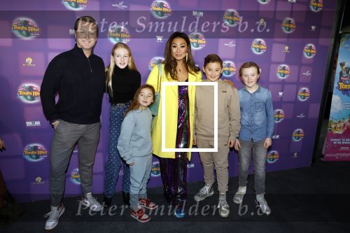 Amsterdam 17 december 2022
Premiere het feest van tante Ria in Pathe Noord .
Cast bestaat oa uit Najib Amhali Tooske Ragas Edo Brunner Edsilia Rombley Jack v gelder Pim Muda Thimo v Haare Janine Kho met kinderen en partner