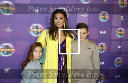 Amsterdam 17 december 2022
Premiere het feest van tante Ria in Pathe Noord .
Cast bestaat oa uit Najib Amhali Tooske Ragas Edo Brunner Edsilia Rombley Jack v gelder Pim Muda Thimo v Haare Janine Kho met kinderen en partner