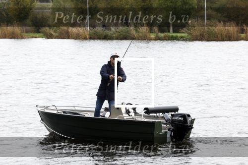 Amsterdam, 10 November 2022
Jeroen v d Boom vissend op de Amstel op zijn bootje