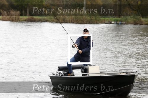 Amsterdam, 10 November 2022
Jeroen v d Boom vissend op de Amstel op zijn bootje