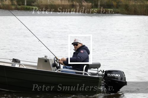 Amsterdam, 10 November 2022
Jeroen v d Boom vissend op de Amstel op zijn bootje