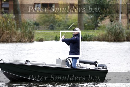 Amsterdam, 10 November 2022
Jeroen v d Boom vissend op de Amstel op zijn bootje