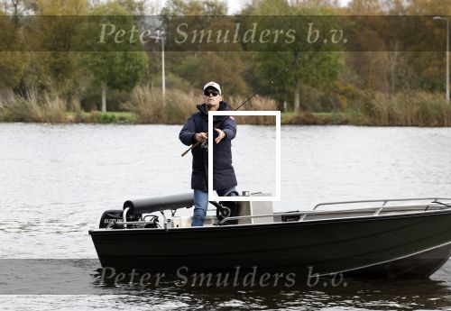 Amsterdam, 10 November 2022
Jeroen v d Boom vissend op de Amstel op zijn bootje
