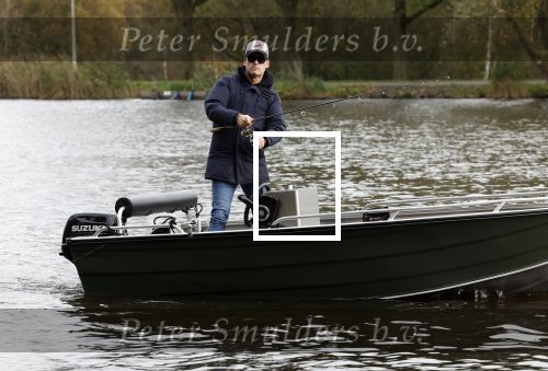 Amsterdam, 10 November 2022
Jeroen v d Boom vissend op de Amstel op zijn bootje