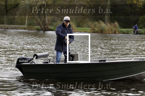 Amsterdam, 10 November 2022
Jeroen v d Boom vissend op de Amstel op zijn bootje