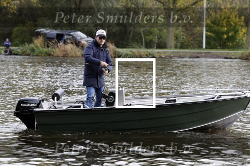 Amsterdam, 10 November 2022
Jeroen v d Boom vissend op de Amstel op zijn bootje