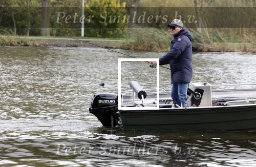 Amsterdam, 10 November 2022
Jeroen v d Boom vissend op de Amstel op zijn bootje