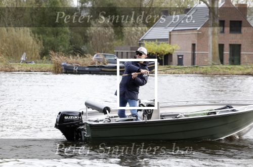Amsterdam, 10 November 2022
Jeroen v d Boom vissend op de Amstel op zijn bootje