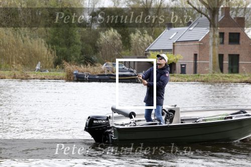 Amsterdam, 10 November 2022
Jeroen v d Boom vissend op de Amstel op zijn bootje