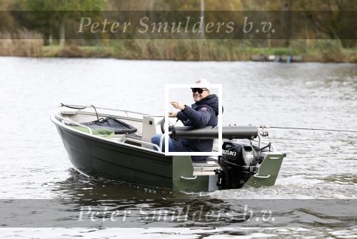 Amsterdam, 10 November 2022
Jeroen v d Boom vissend op de Amstel op zijn bootje