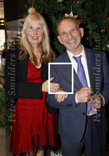 Den Haag 12 december 2022
Society Lunch in het crown Plaza hotel. Johan Vlemmix met een fan