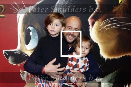 Amsterdam 10 december 2022
Premiere de gelaarsde kat in Pathe Arena . Jon Karthaus met zijn kinderen