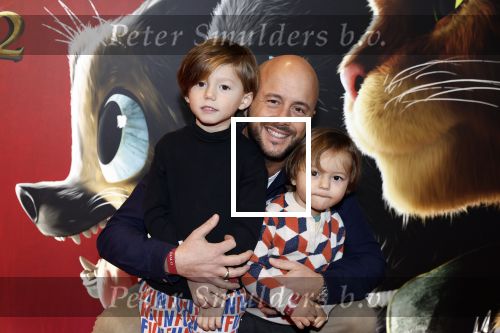 Amsterdam 10 december 2022
Premiere de gelaarsde kat in Pathe Arena . Jon Karthaus met zijn kinderen