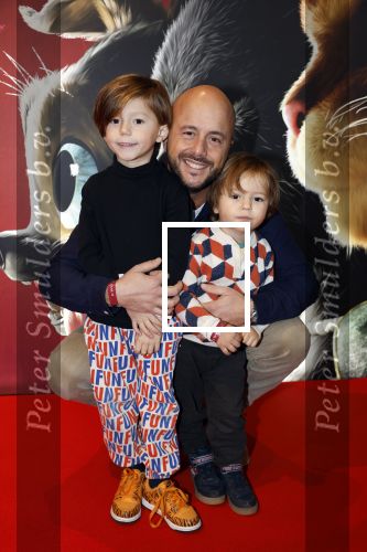 Amsterdam 10 december 2022
Premiere de gelaarsde kat in Pathe Arena . Jon Karthaus met zijn kinderen