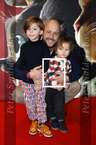 Amsterdam 10 december 2022
Premiere de gelaarsde kat in Pathe Arena . Jon Karthaus met zijn kinderen